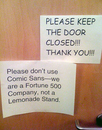 Deux affiches sur une porte. Le premier dit : "Please keep the door closed! Thank you!" en police Comic Sans MS. Le second dit : "Please don't use Comic Sans, we are a Fortune 500 Company, not a Lemonade Stand."